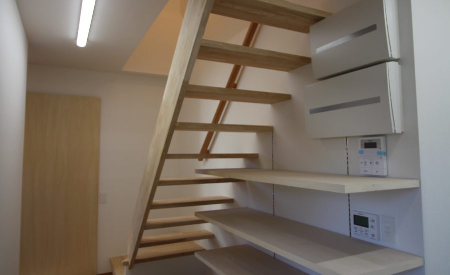 ストリップ階段　階段下も有効に使うように、可動式の棚を付けてます　電話やパソコンのルーターなど使い方は自由です