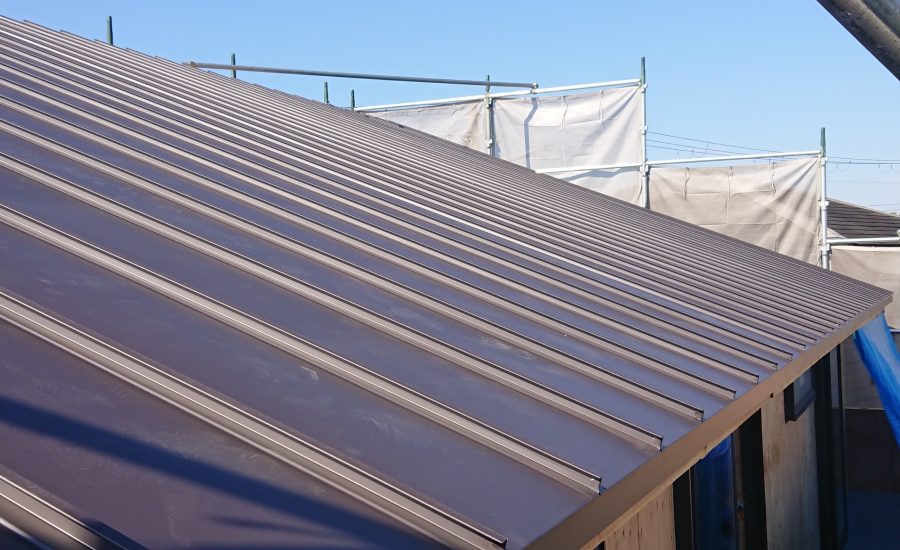 ガルバニウム鋼板の屋根　縦ハゼ葺きです　瓦に比べて軽量で耐震性に有効です　見た目もすっきり(^^♪